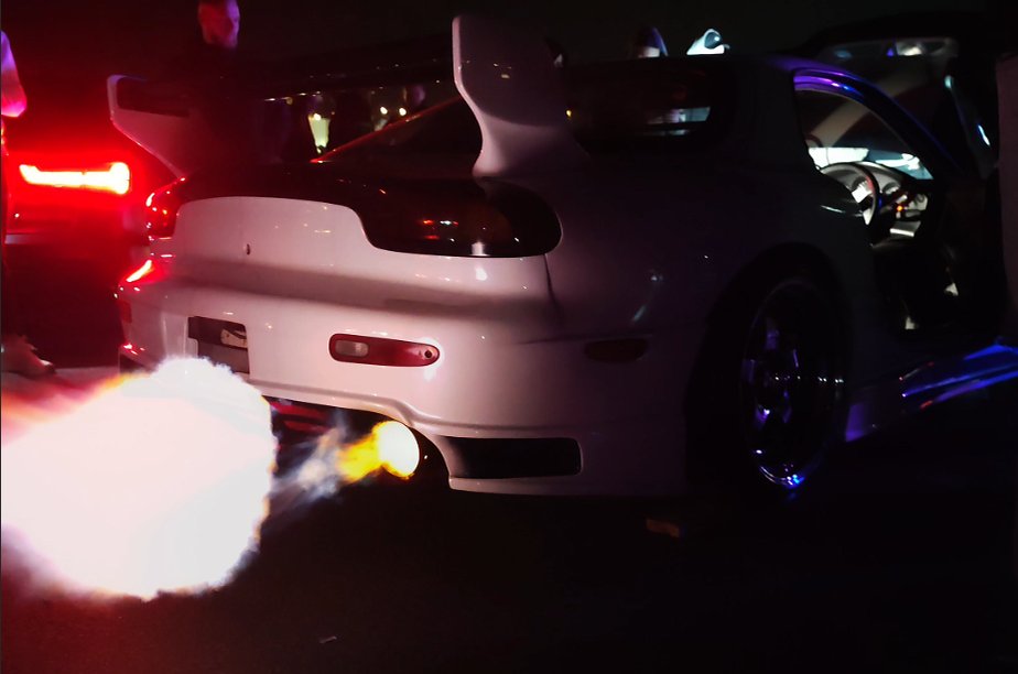 Mazda RX-7 FD3S mit Flammen aus dem Auspuff bei Nacht